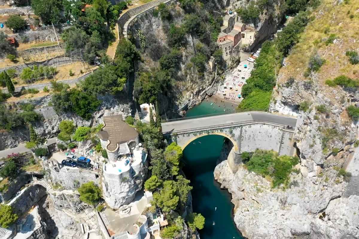 prikaz mosta na amalfi obali 
