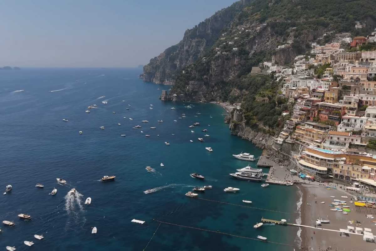 prikaz amalfi obale iz drona